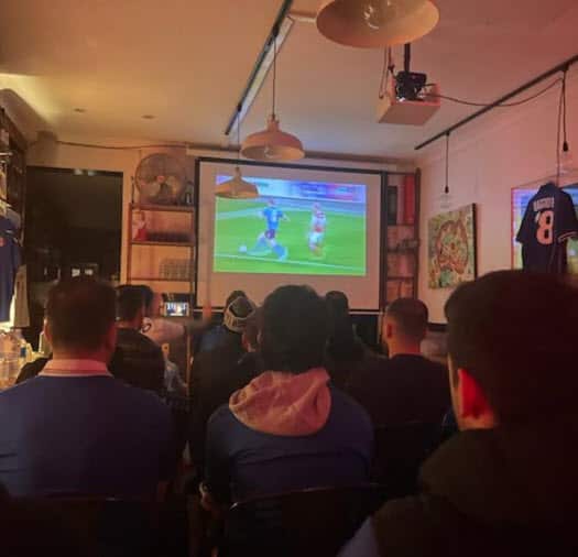 Un gruppo di italiani d'Australia assiste ad un incontro della Nazionale in un locale di Melbourne, il 48h