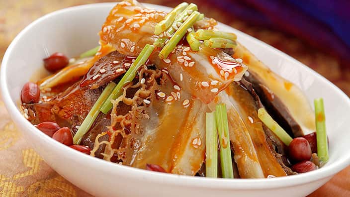 Sliced beef, beef tongue and beef tripe with chilli sauce