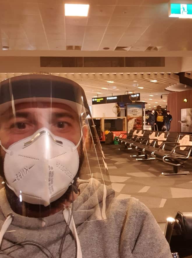 Nel kit fornito dalle compagnie aeree ci sono anche le mascherine e le visiere protettive