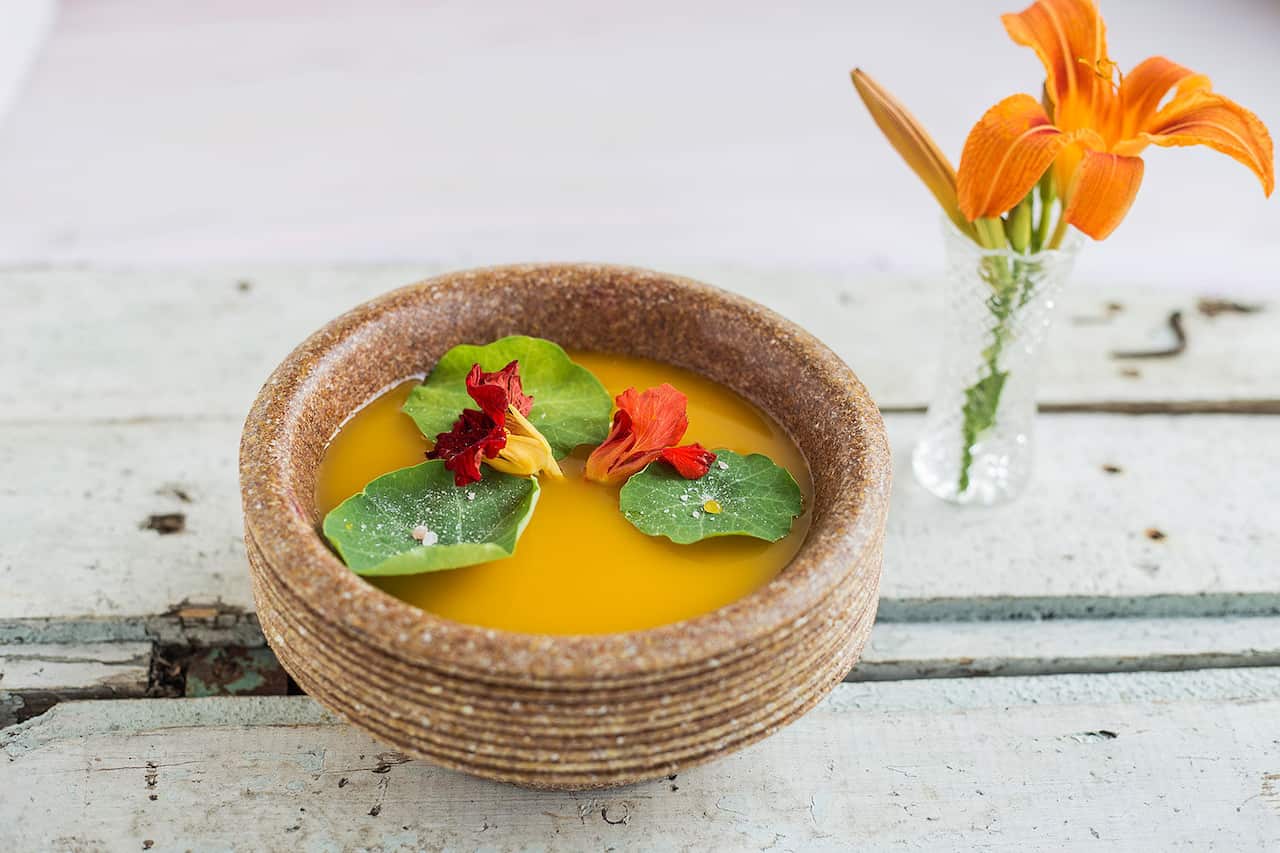 Ein Suppenteller aus Weizenkleie von cleanplate