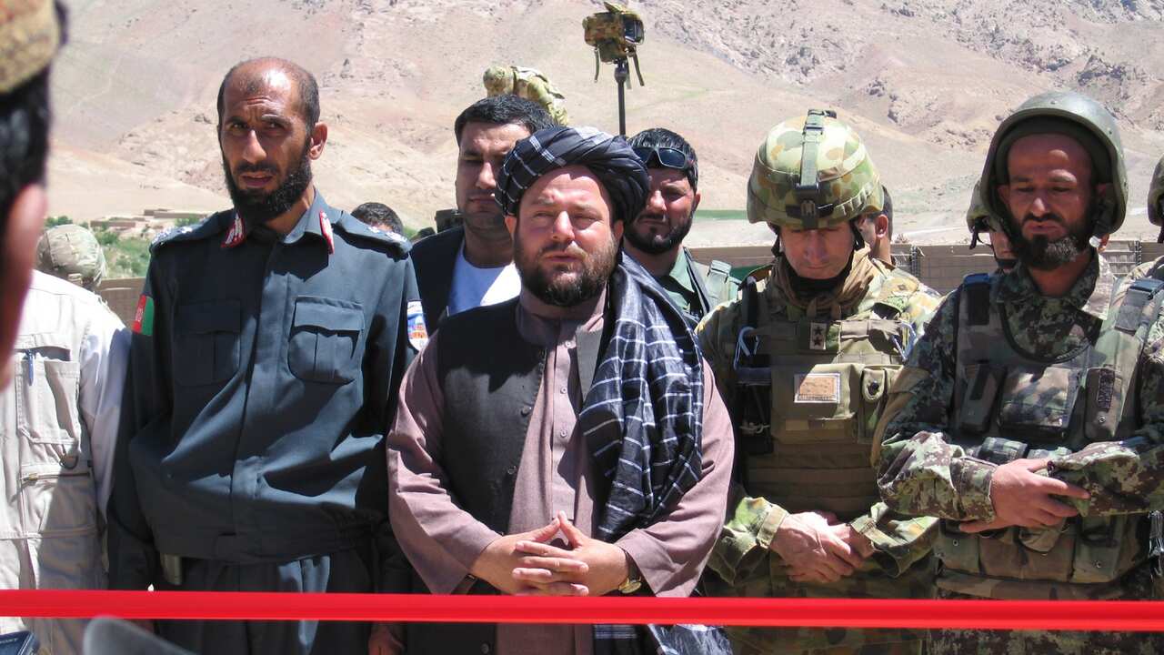 مطیعالله خان در کنار والی سابق ارزگان امیرمحمد آخندزاده و فرمانده نیروهای آسترالیایی در خاور میانه جنرال استورات اسمیت در حال افتتاح یک پایگاه نظامی در ارزگان، ٣ جون ٢٠۱٣.