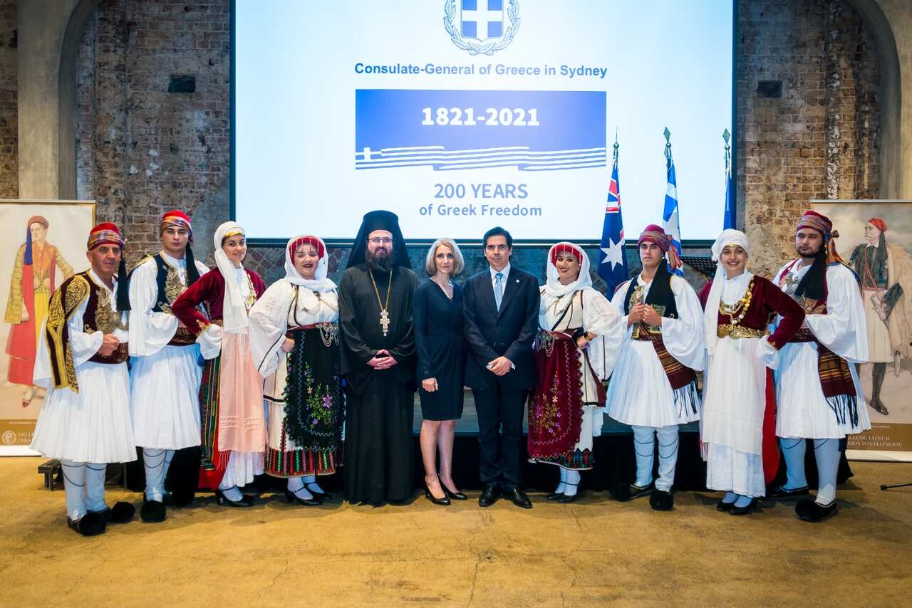 Ο Γενικός Πρόξενος κ. Καρράς, η Εμπορική Σύμβουλος κυρία Γκίκιζα, ο Αρχιμανδρίτης π. Χριστοφόρος Κρικέλης και μέλη του χορευτικού συγκροτήματος του Λυκείου Ελληνίδων