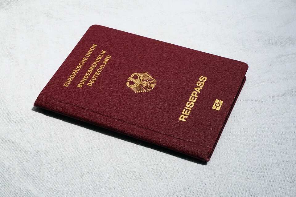 Unter der jetzigen Gesetzeslage bekommt man das australische Permanent Residency Visum in seinen deutschen Pass eingeklebt. Danach gilt es für fünf Jahre und wird problemlos verlängert, wenn man sich dauerhaft in Australien aufhält.