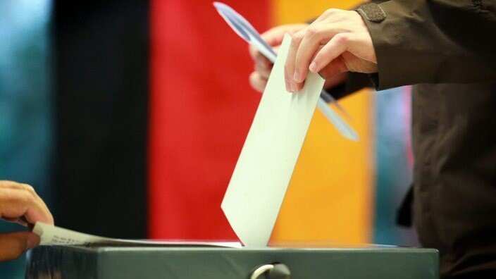 Ein Mann bei der Stimmabgabe bei der Bundestagswahl 2013