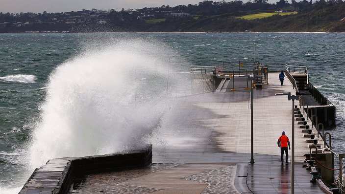 Frio, viento, lluvias y apagones golpean a australianos confinados por COVID-19 en Victoria