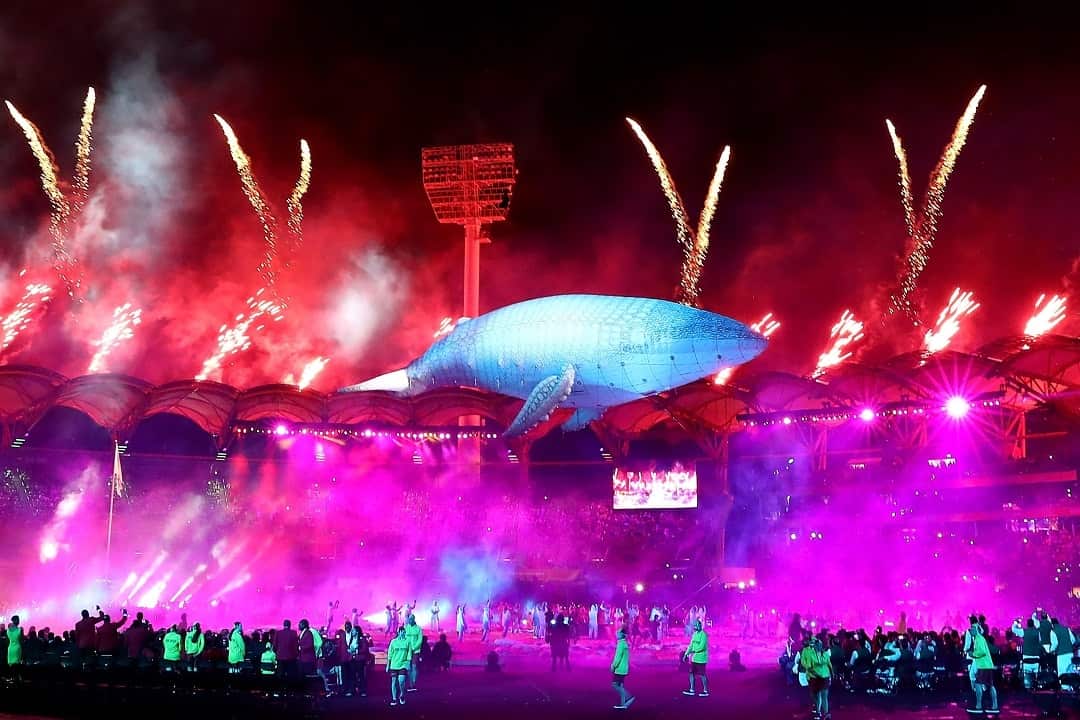 ปลาวาฬเผือกมิกาลู เป็นดาวเด่นของพิธีเปิด ซึ่งเต็มไปด้วยแสงสีตระการตา