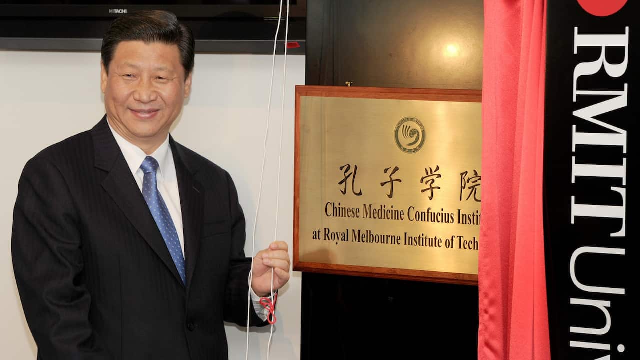 China's Vice President Xi Jinping unveils the plaque at the opening of Australia's first Chinese Medicine Confucius Institute at the RMIT University in Melbourne on June 20, 2010.