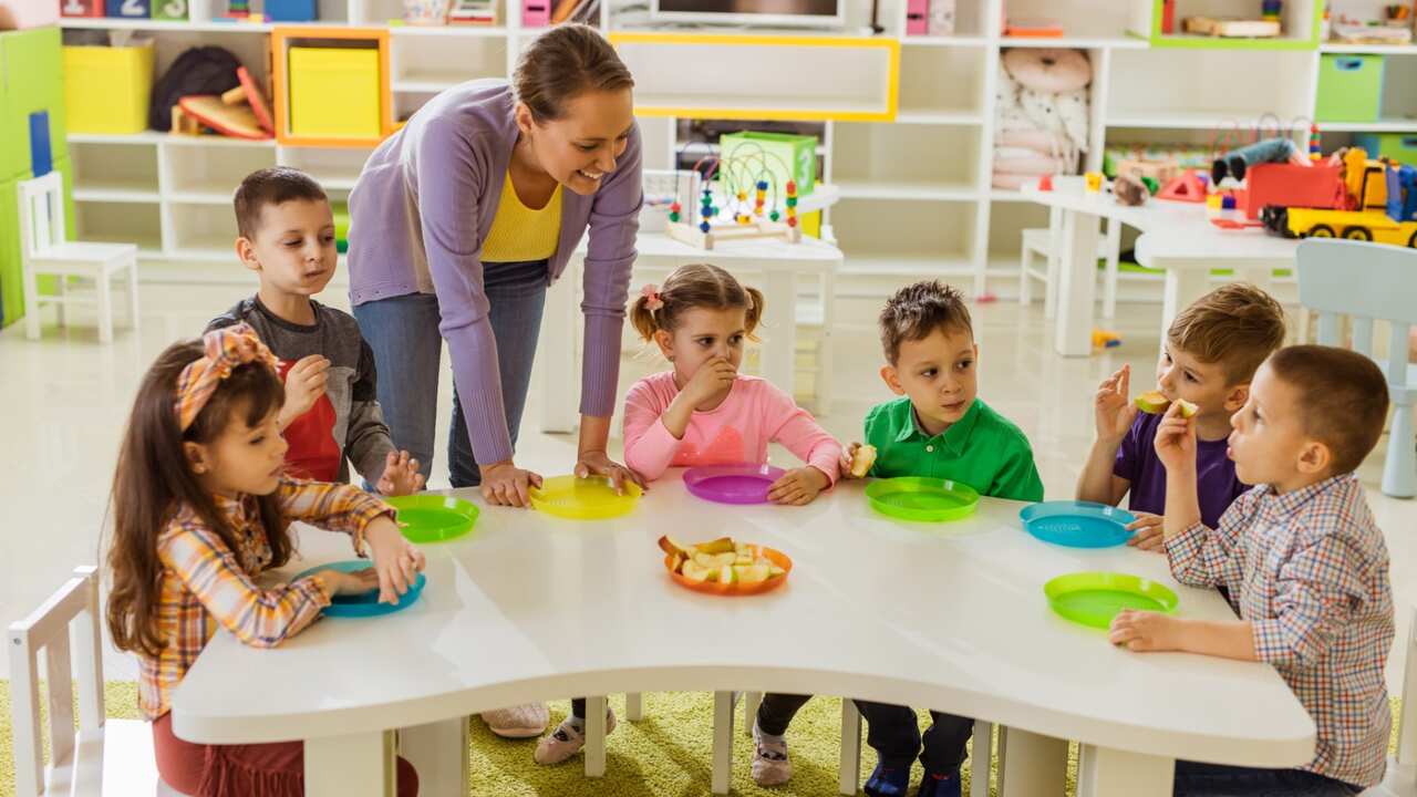 차일드케어에서 간식을 먹는 아이들