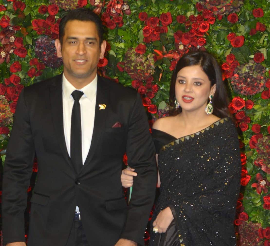 MS Dhoni with wife Sakshi Dhoni at Ranveer Singh and Deepika Padukones reception in Mumbai