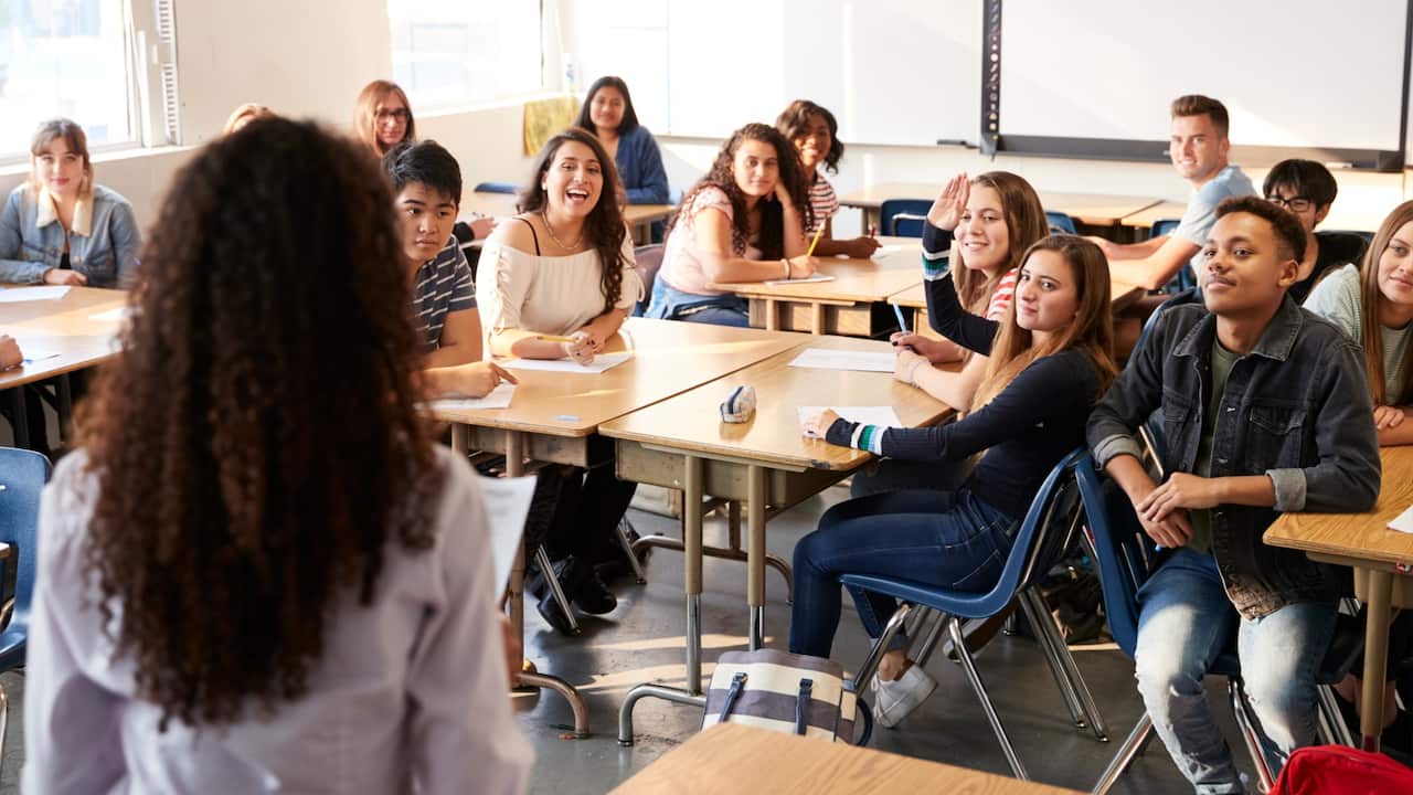 Mwalimu wa sekondari na wanafunzi darasani