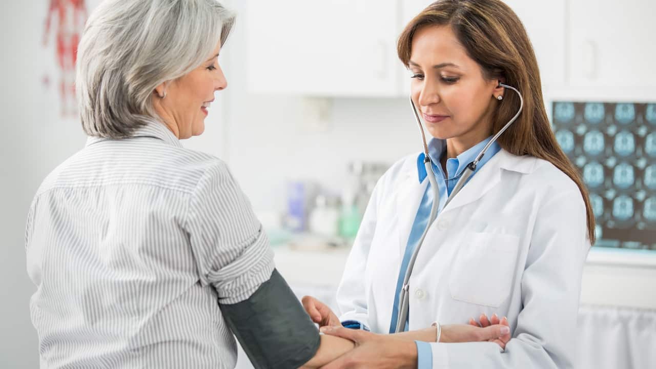 Daktari achunguza shinikizo ya damu ya mgonjwa wakike.