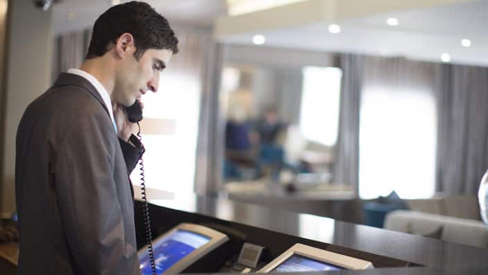 Giao tiếp, nghe điện thoại là những công việc chủ yếu của nhân viên Lễ tân