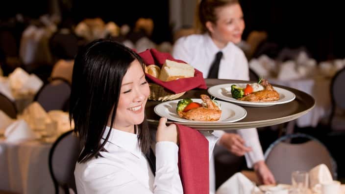 Vui vẻ, thân thiện là tiêu chuẩn hàng đầu của những nhân viên nhà hàng - khách sạn