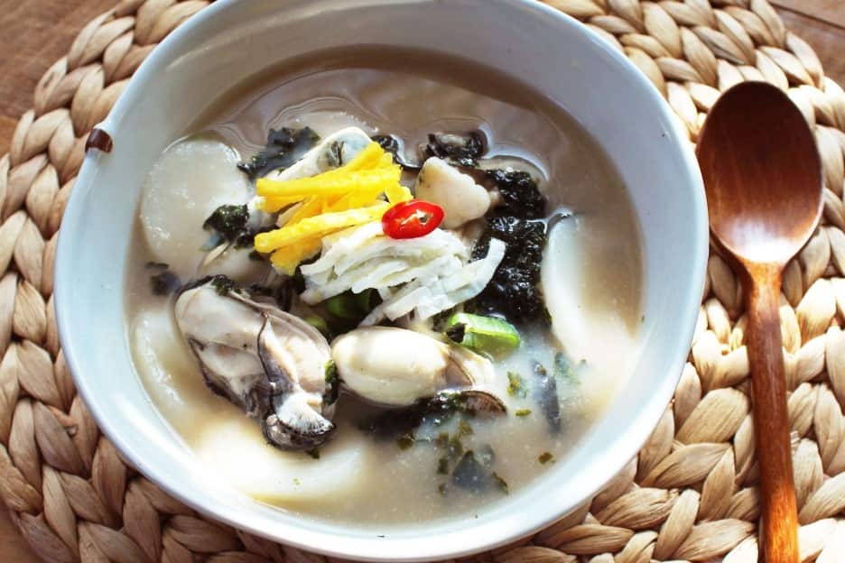 Rice cake soup with oysters(Tteokguk)