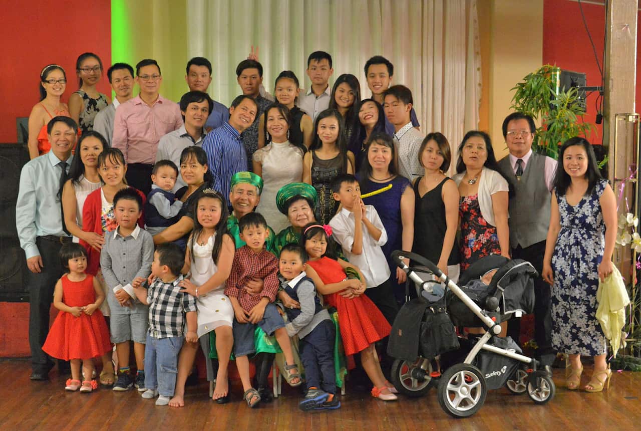 Gia đình anh Trần Minh Hoàng (anh Hoàng đứng hàng trên cùng, áo hường, đeo kính)