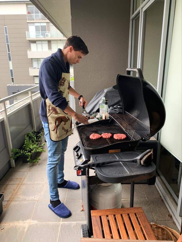 Giovanni Negroni alle prese con un barbecue nella sua casa di Melbourne