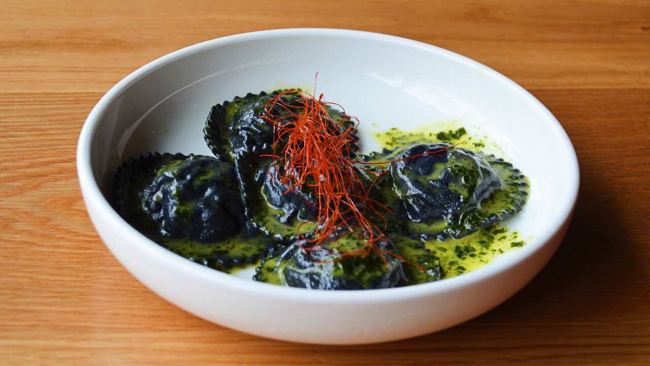 Le Moreton Bay bugs sono un ingrediente australiano, spitfire chilli tailandese e le alghe wakame giapponese. La pasta, beh quella è italiana!