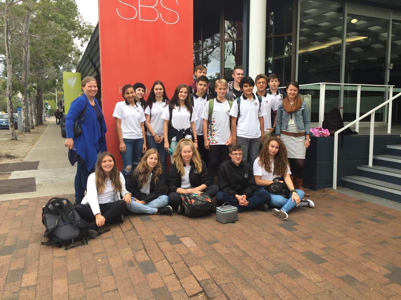 Die ganze Bande vor dem SBS Gebäude