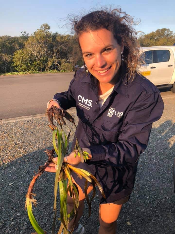  Giulia Ferretto showing a Posidonia fragment.