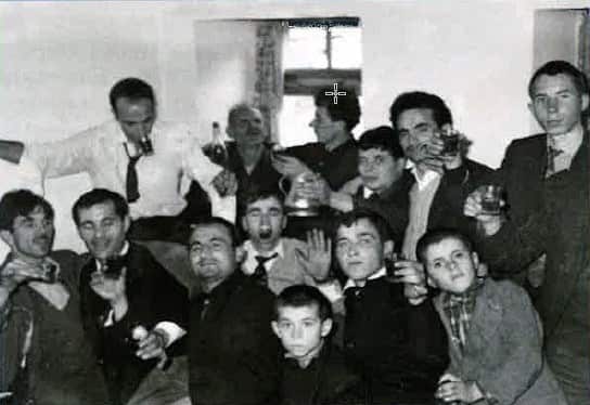 Γλέντι στα Άρματα: Διακρίνεται τρίτος από αριστερά ο Δημήτρης Βάρνας. 