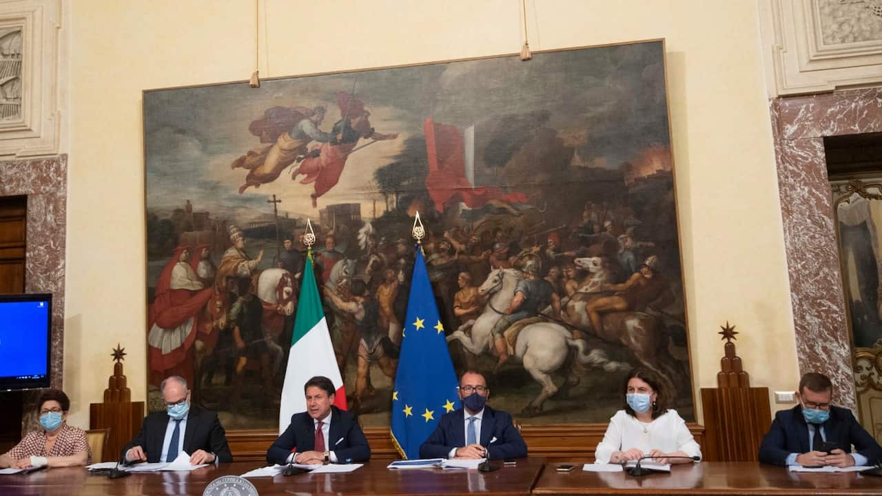 Una conferenza stampa del mese scorso con il PM Giuseppe Conte e i Ministri Bellanova, Gualtieri, Catalfo e Provenzano