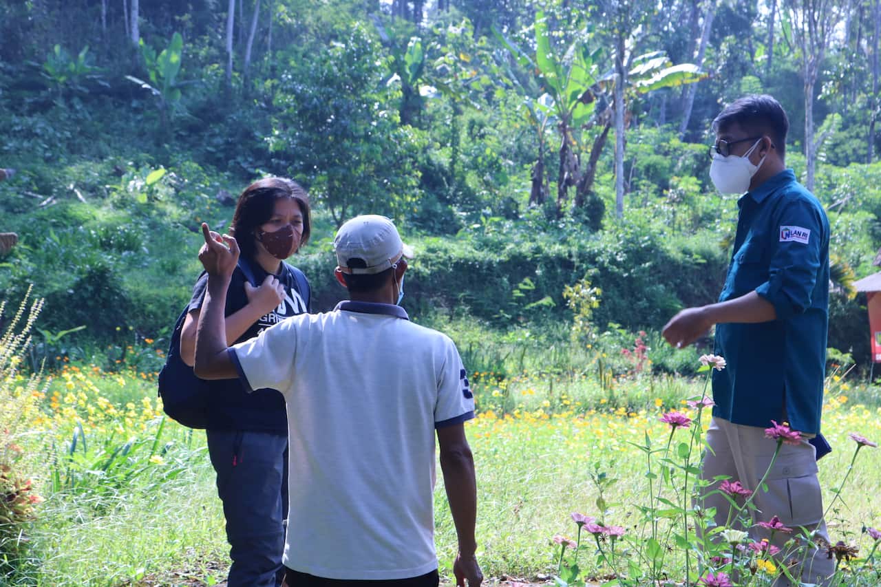 Dr Grace Chandra Leksana conducting a visit to the filed in Tirtomarto.