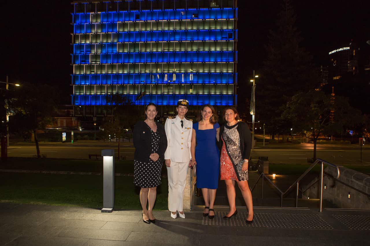 Η Πρόξενος της Ελλάδας στην πέρθη, Γεωργία Καρασιώτου (2η από δεξιά) με τον προσωπικό του Προξενείου. 