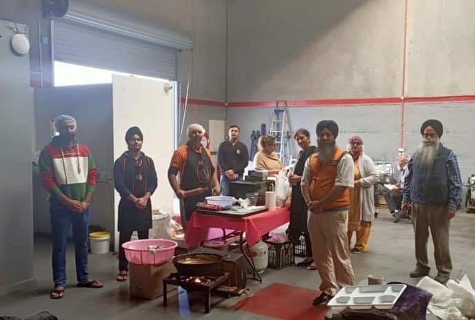 Gurjinder Singh and his staff at the Chahat restaurant joined Australian Sikh Support to assist with the COVID-19 relief work.