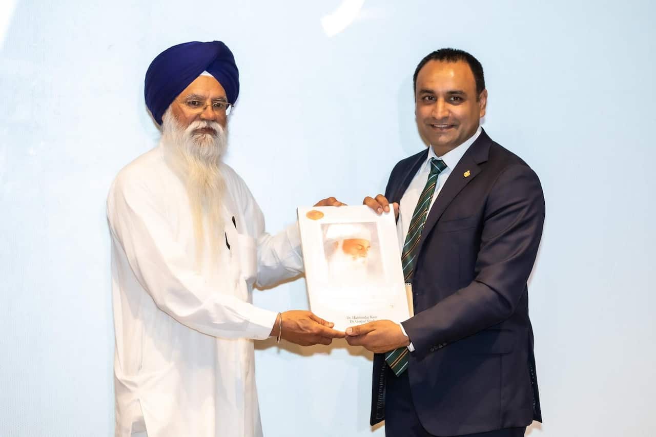 Gurmesh Singh MP (right) with Giani Jasbir Singh from Australian Sikh Association, Glenwood 