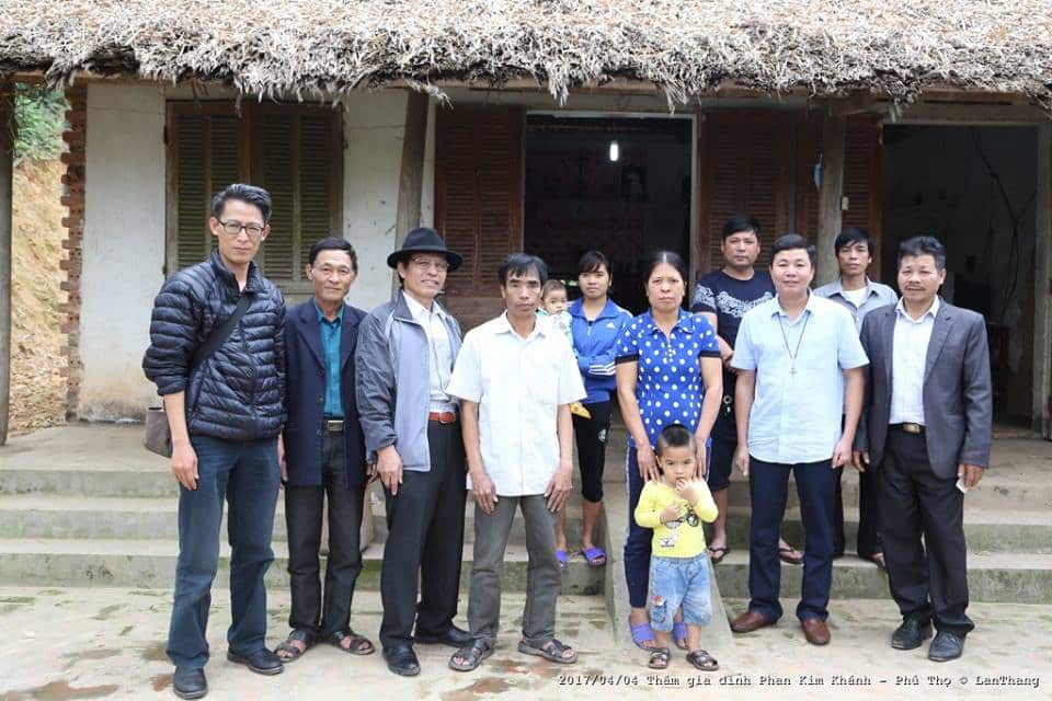 Gia đình Phan Kim Khánh Bố Phan Kim Dung (áo trắng ở giữa), mẹ Đỗ Thị Lập (áo xanh chấm bi) em gái Phan Thị Trang (ẳm con phía sau) và hai cháu bé con Trang trước nhà cùng nhóm XHDS Nguyễn Lân Thắng