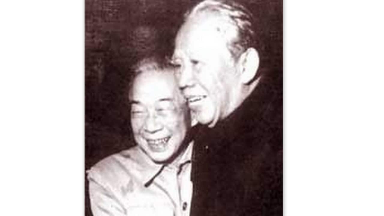 Nhà thơ Tố Hữu (bên trái) và Tổng Bí thư Lê Duẩn