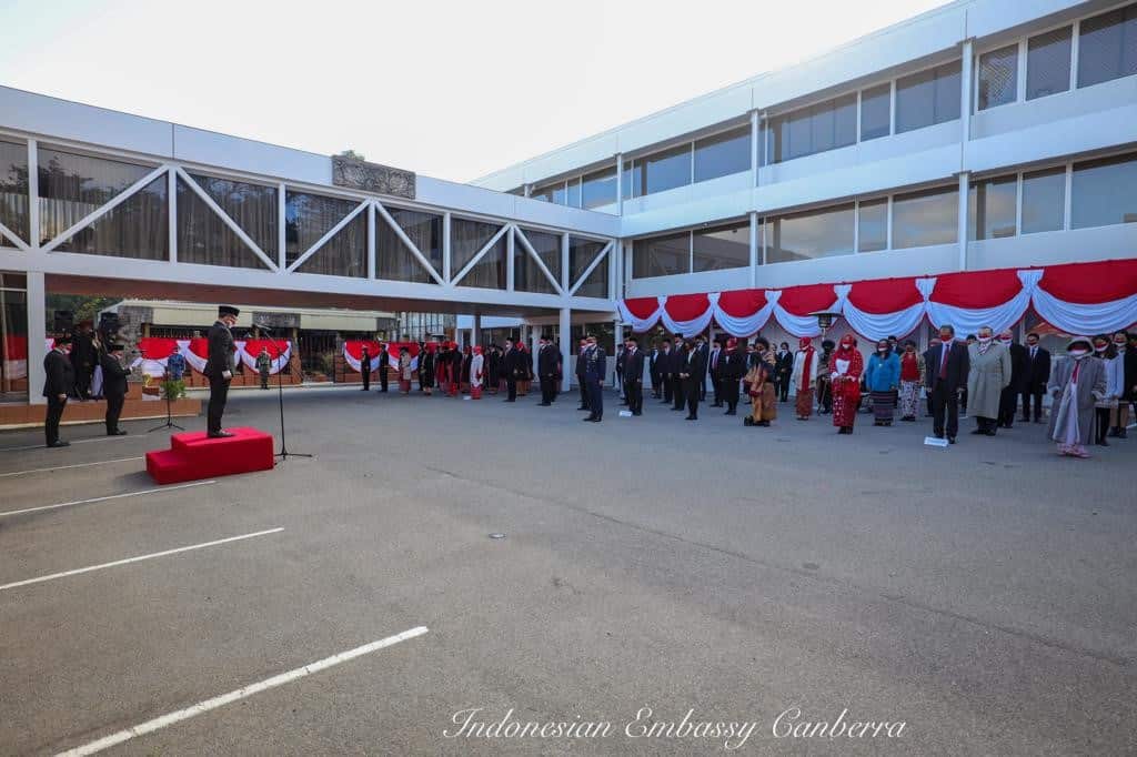 Ambassador Drs Yohanes Kristiarto Soeryo Legowo leads one minute silence to remember the heroes who fought for Indonesia’s independence, Canberra 17 Aug 2020.