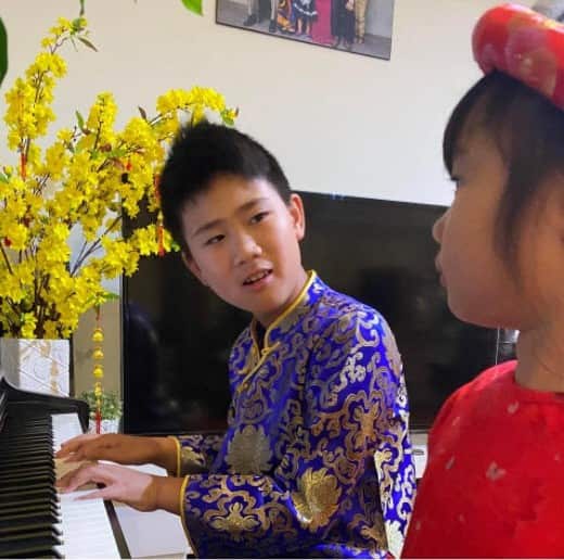 Hai anh em Lucas và Lucy (Úc) trình bày bài Ngày Tết quê em – Từ Huy