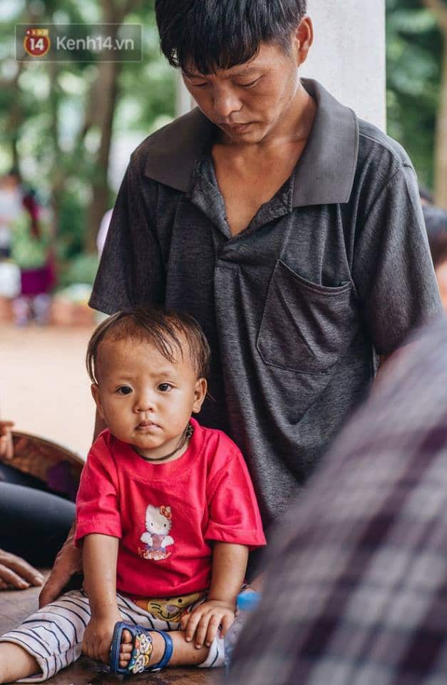 Người đàn ông Hmong ở Hà Giang mất vợ con nhà cửa trong cơn lũ tháng 6 chỉ còn lại đứa con một tuổi vẫn đang bú sữa mẹ