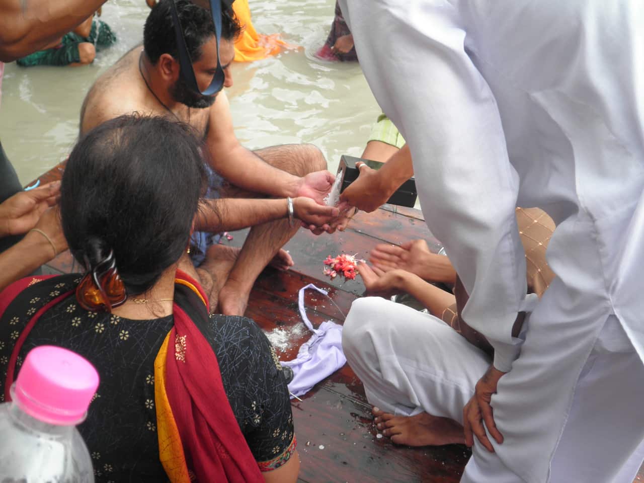 The box containing Pooran's ashes is opened, so that Harmel can immerse them in the Ganga, according to his grand Uncle's wish