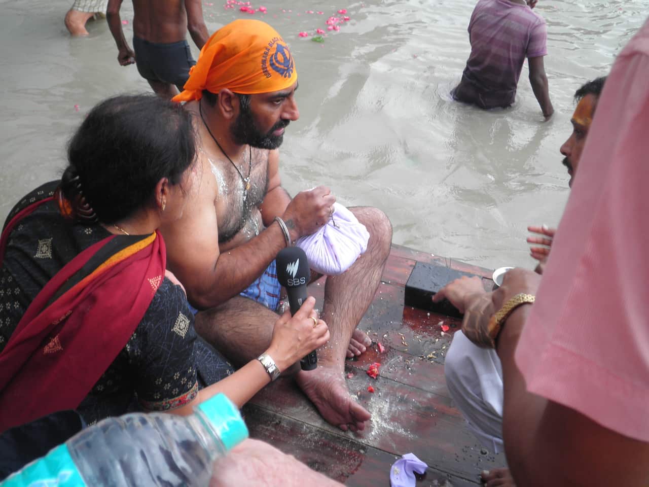 Harmel with Pooran's ashes at the banks of the Ganges, just before immersing them