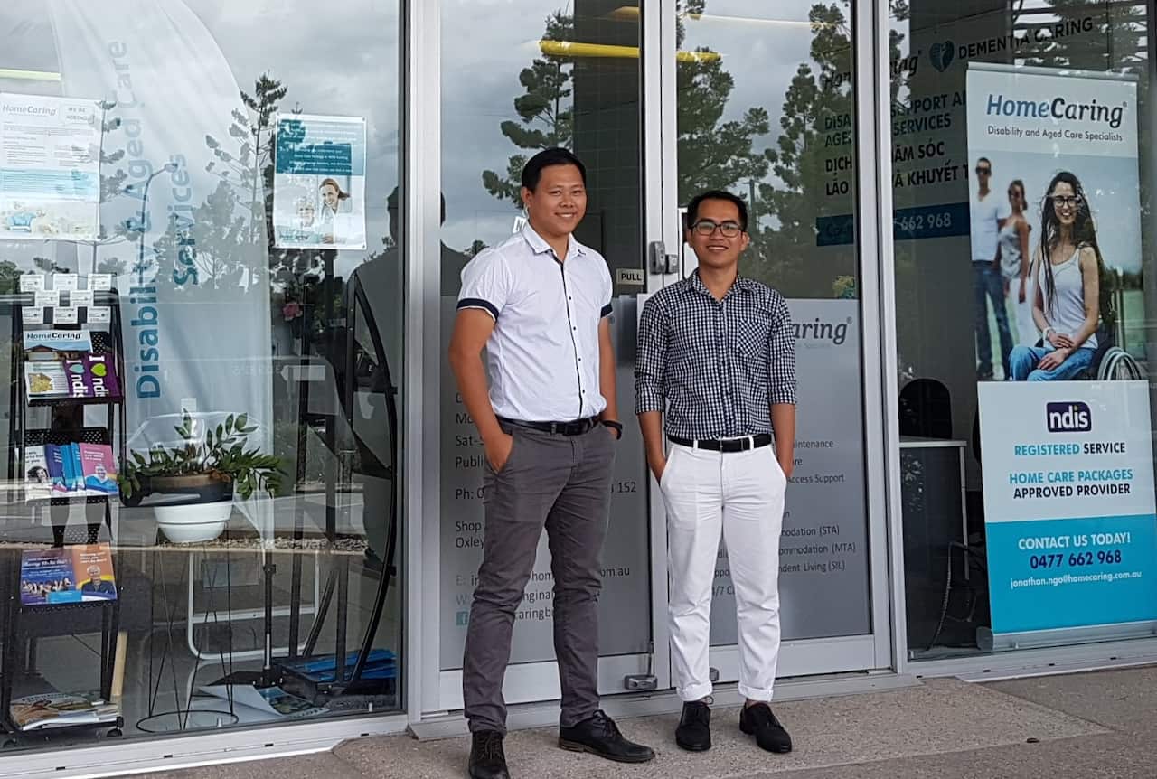 Jonathan Nguyễn (phải) và Thanh Võ