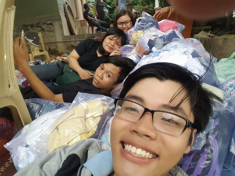 Trần Hoàng Phúc và các bạn chuẩn bị hàng đi cứu trợ miền Trung