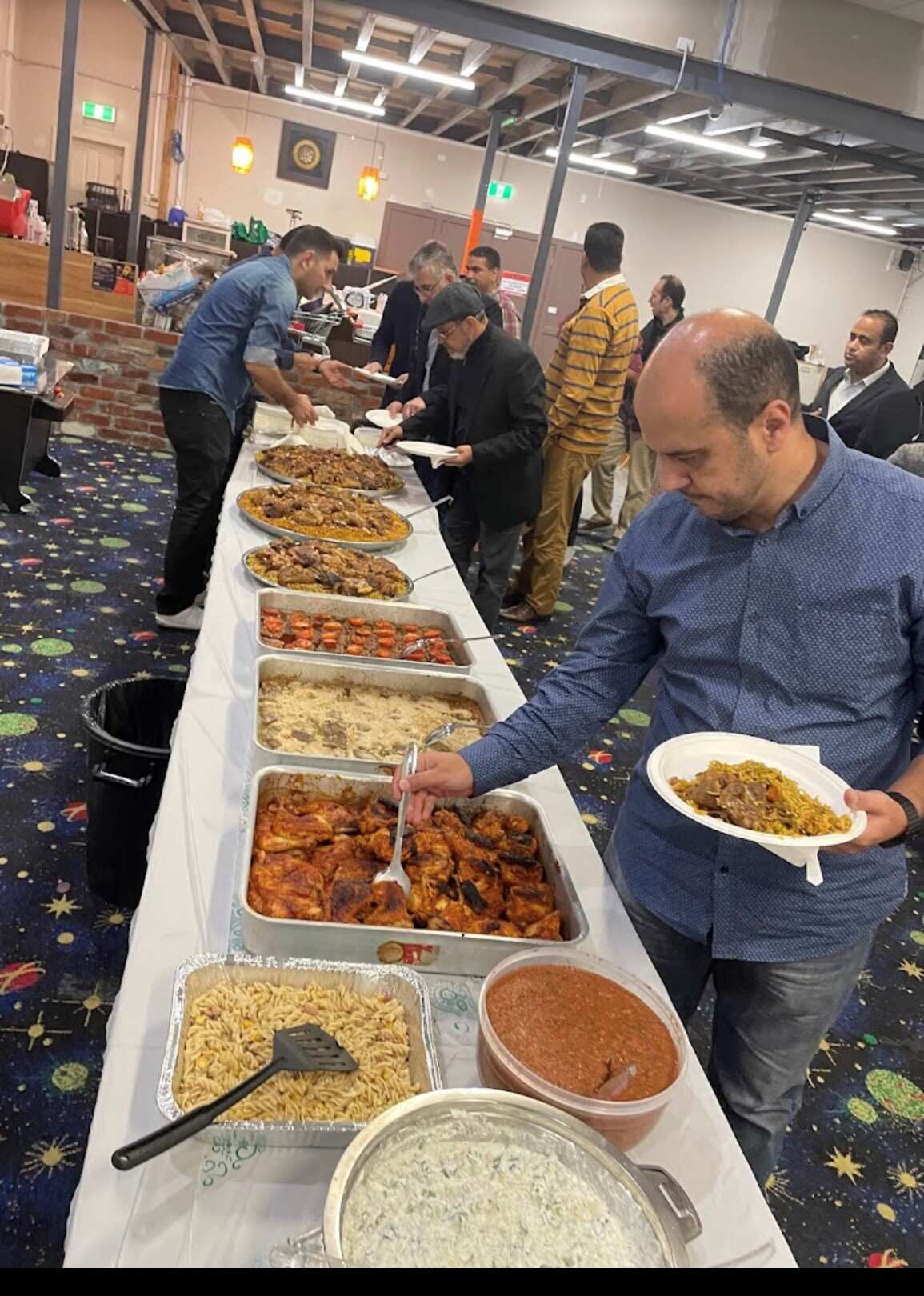 أطباق متنوعة شرقية يتقنها فراس الزعبي ويقدمها لأبناء الجالية