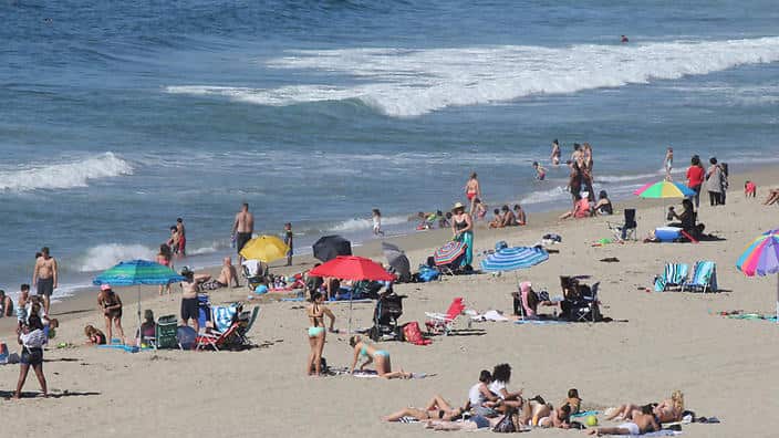 Swimmers and sunbathers gather at Redondo Beach, Calif., on Presidents Day, Monday, Feb. 15, 2016, as Southern California baked in summer-like heat. (AP Photo/John Antczak)
