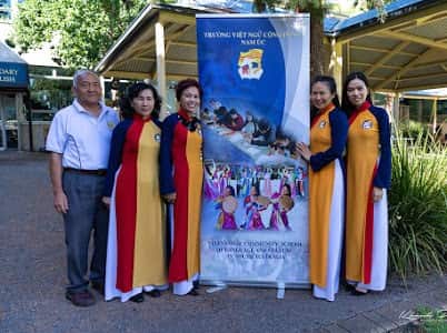 5 trong số 6 giáo viên trường Việt ngữ Cộng đồng Nam Úc đoạt giải từ năm 2019 đến 2021 (Cô Hà Mỹ Thuyên người ngoài cùng bên phải)