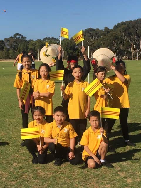 Các em nhóm múa thời đại của Trường Việt Ngữ Cộng Đồng Nam Úc, do Cô Mỹ Thuyên và em Kitara Trương phụ trách