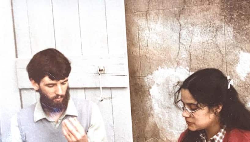 Maritza y Chris esperando frente a una cárcel en Chile para visitar a presos políticos (1986).