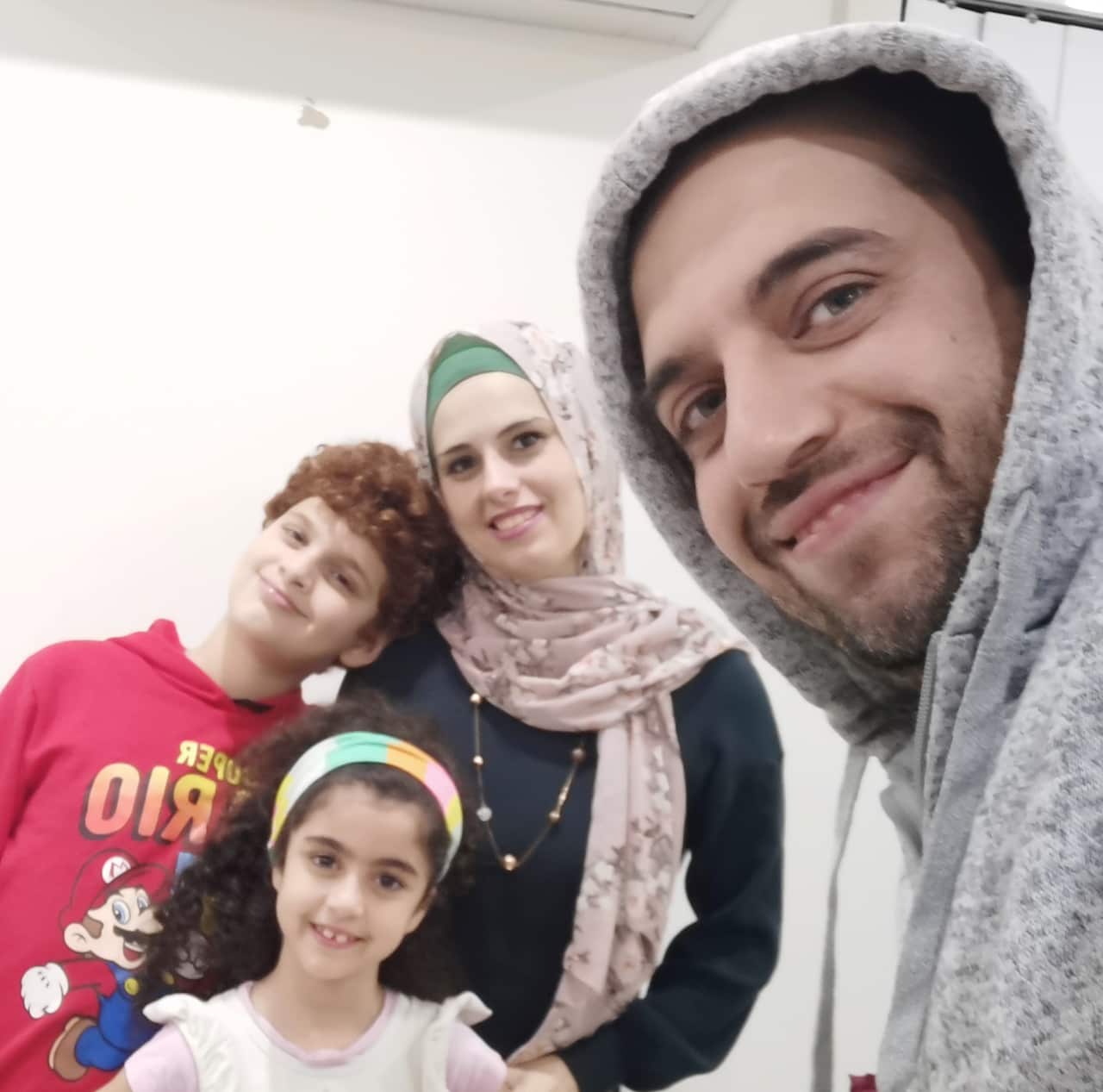 أحمد ناصر الدين مع عائلته الصغيرة 