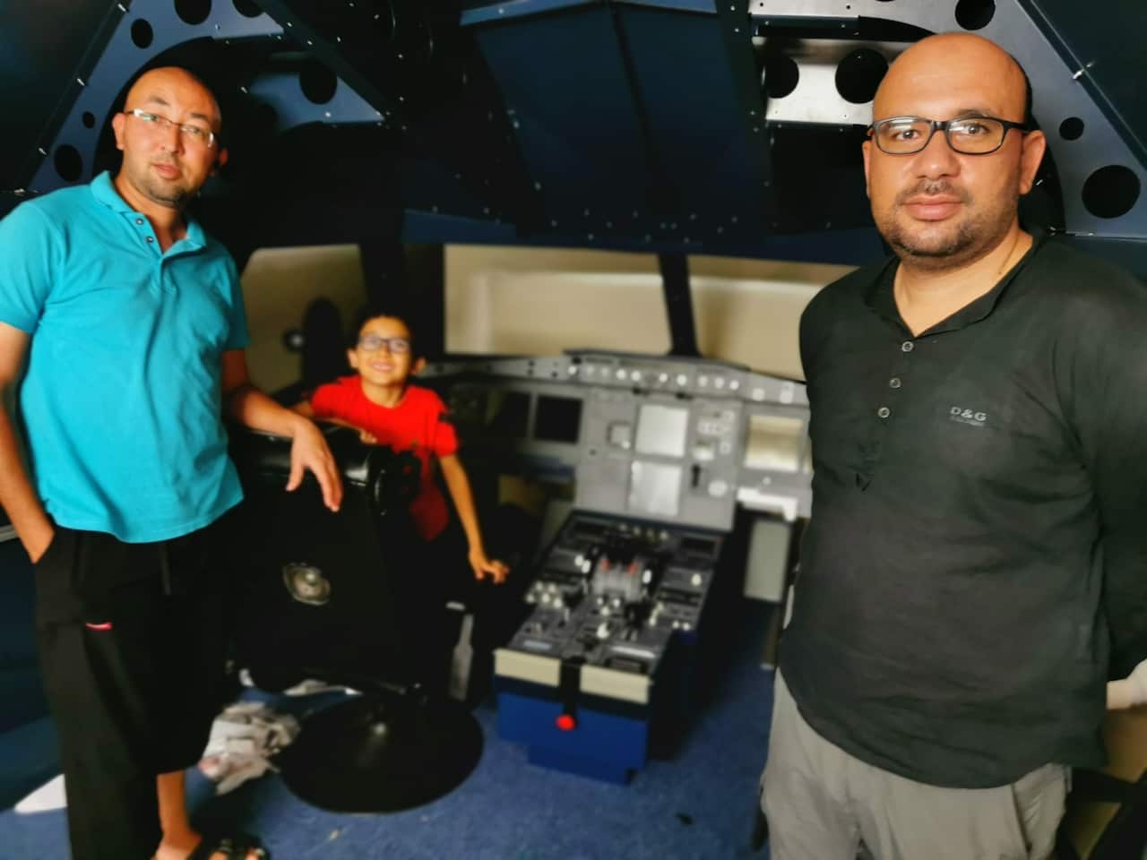 أصدقاء ومحبو أحمد أثناء تصنيع الجهاز 