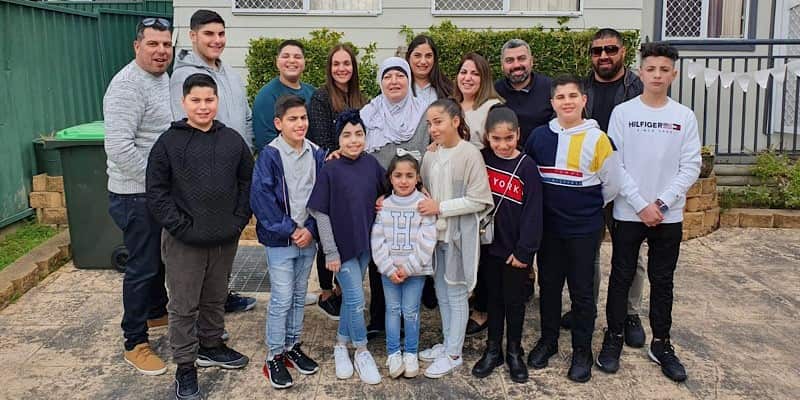 السيدة هدى غزال مع أولادها وأحفادها. وتعمل في مطعم Abdul's في سيدني.