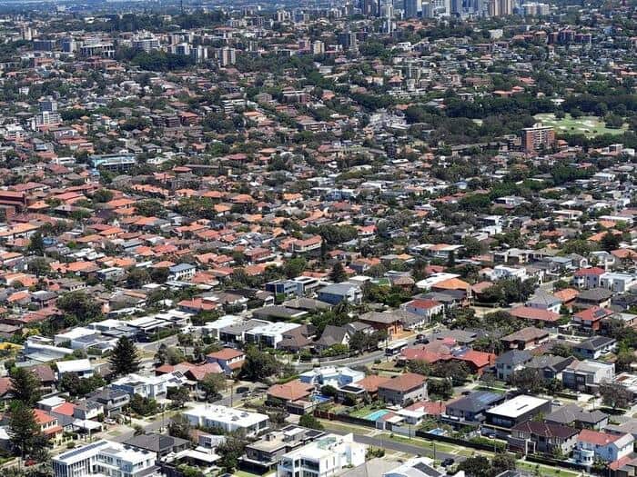 میلیونها آسترالیایی در سه ایالت پرنفوس آسترالیا تحت قرنطینه قرار دارند.