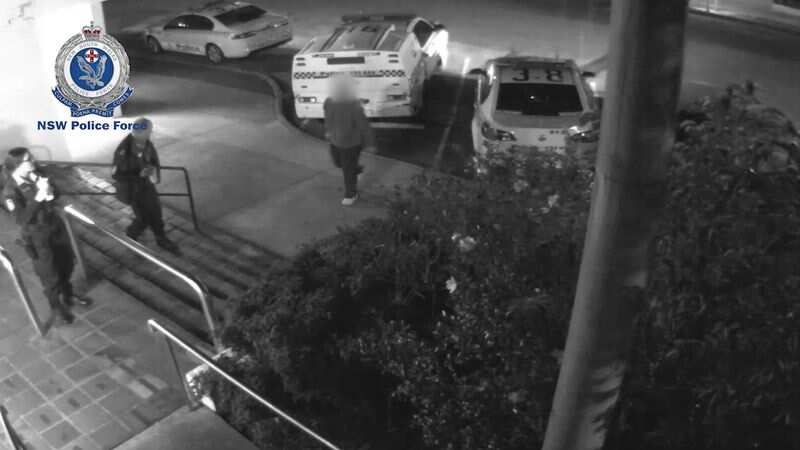 警署保安攝錄機拍攝到襲警案發生的一刻。