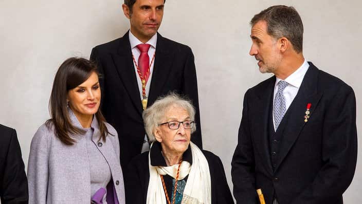 El rey Felipe VI de España, la reina Letizia y la poeta uruguaya Ida Vitale (C) asistieron a la ceremonia de entrega del Premio de Literatura Cervantes en la Universidad de Alcalá en Madrid, España, el 23 de abril de 2019. Foto de Alconada / AlterPhotos /
