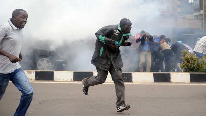 Waandamanaji wakitawanywa na vyombo vya usalama katika maandamano dhidi ya tume ya uchaguzi ya Kenya mjini Nairobi.